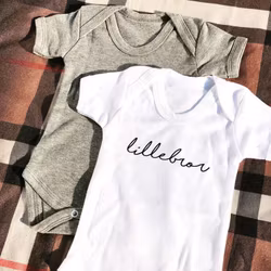 Kortärmad body med namn