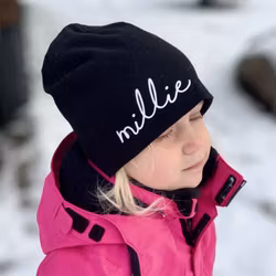 Barnmössa med namn - Svart och Vit