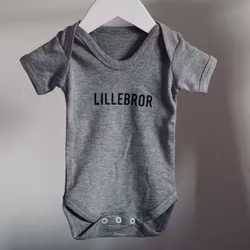 Kortärmad body med namn - Grå med svart text