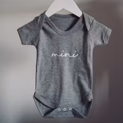 Kortärmad body med namn - Grå med vit text