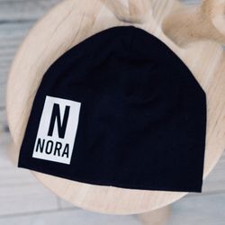 Barnmössa med namn (Ruta) - Svart och Vit