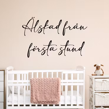 Väggdekor barnrum - Älskad från första stund