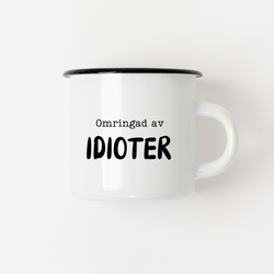 Emaljmugg - Omringad av idioter