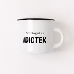 Emaljmugg - Omringad av idioter