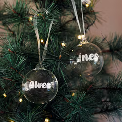 Glaskula/ Julkula med namn - Skrivstil/Vit