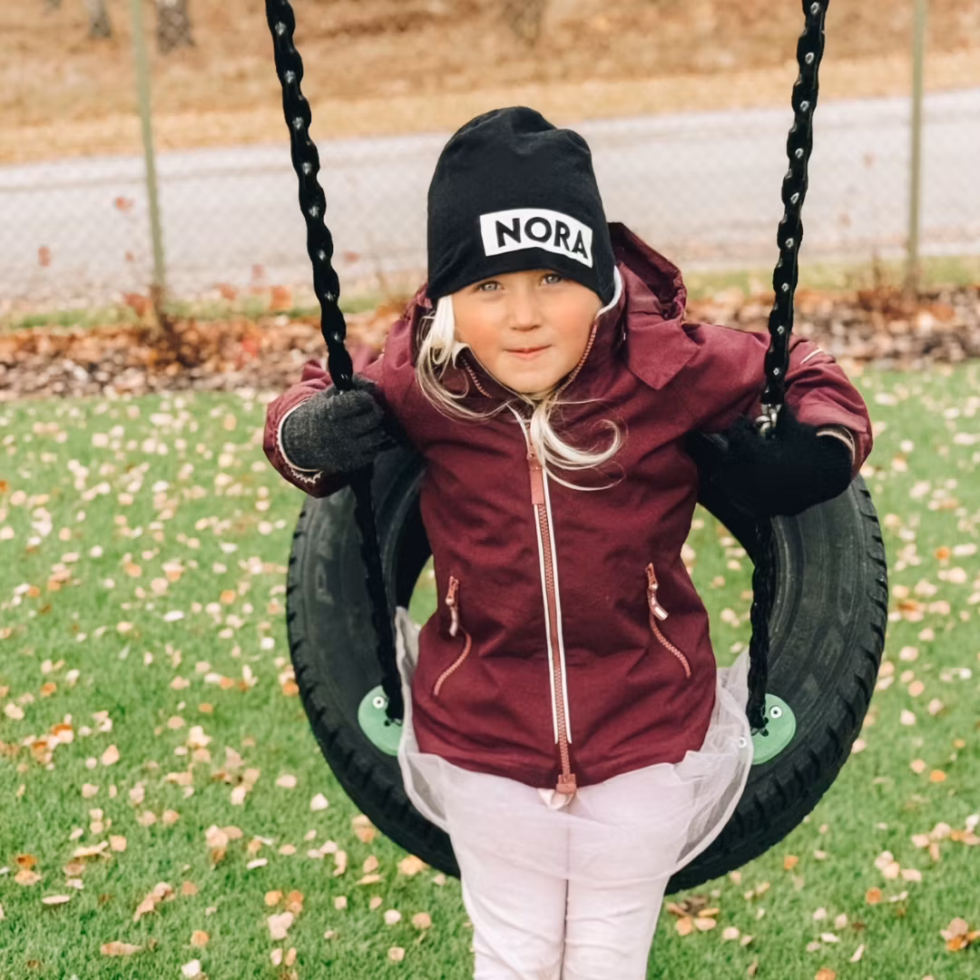 Barnmössa med namn (BOX) - Svart och Vit