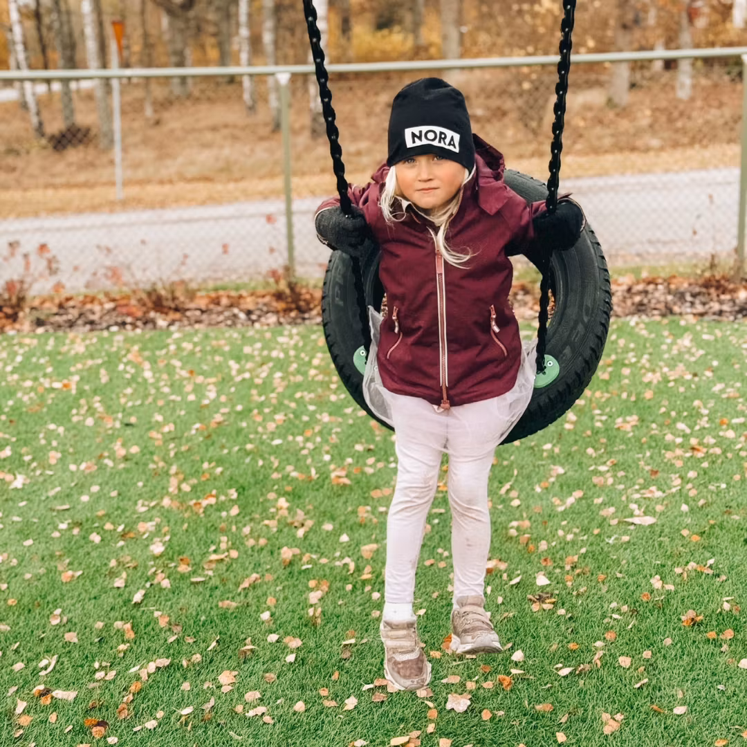 Barnmössa med namn (BOX) - Svart och Vit