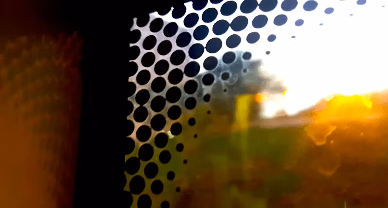 Därför kan rasterkanten på bilrutor ställa till det vid solfilmsinstallation – och så löser du det