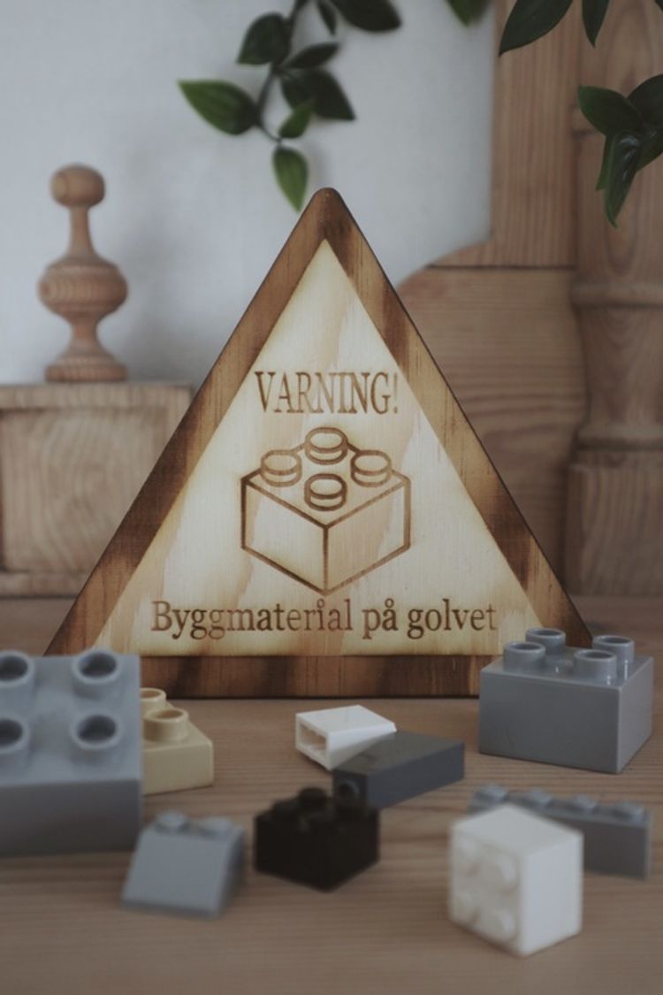 VARNING - Byggmaterial på golvet