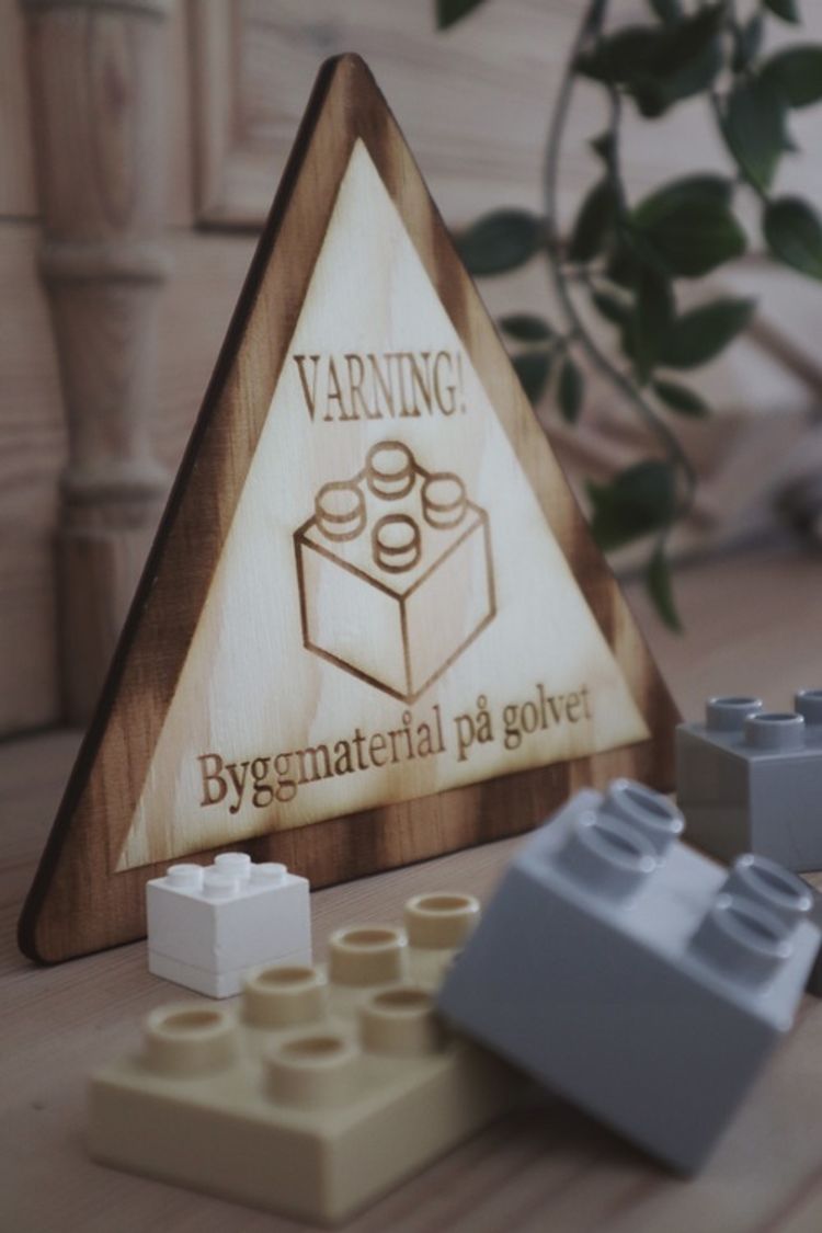 VARNING - Byggmaterial på golvet