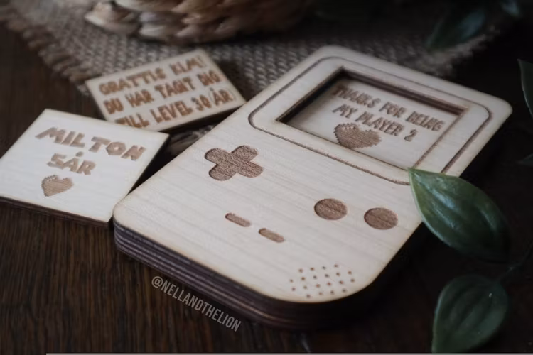 "Gameboy" med utbytbara spelbrickor