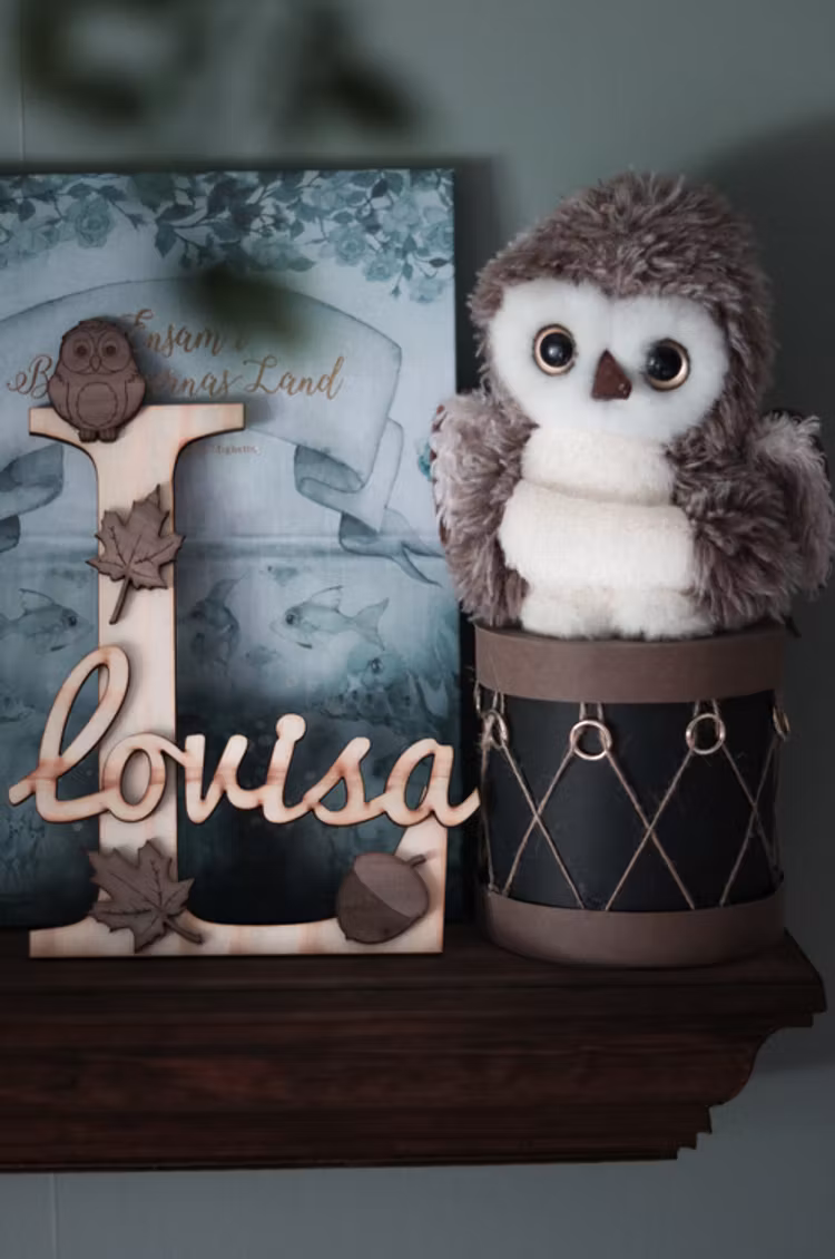 Bokstavstavla med namn (uggla +löv)