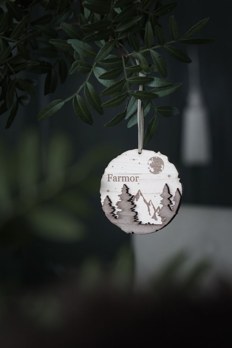 Julkula/vinterdekoration i trä - Stjärnhimmel & skog - Valfritt namn