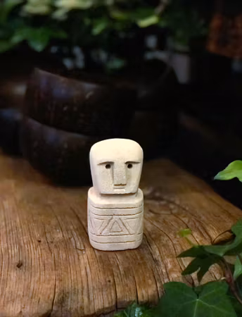 Maun Kik Enam Stone Statue