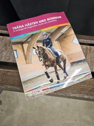 Bok: Träna hästen med bommar, Hippson