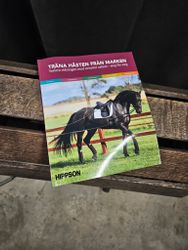 Bok: Träna hästen från marken, Hippson