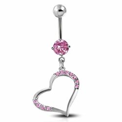 Navelpiercing med snett hjärta