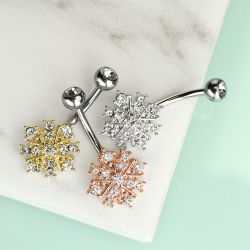 Navelpiercing med ädelstenar och ornament