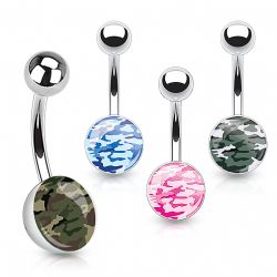 Navelpiercing med kamoflage mönster