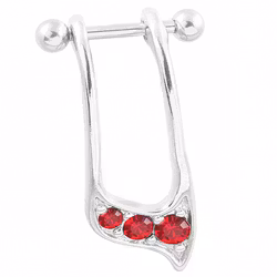 Helix piercing med röda ädelstenar