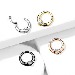 Piercingring med en vit ädelsten
