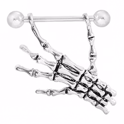 Bröstpiercing med skeletthand