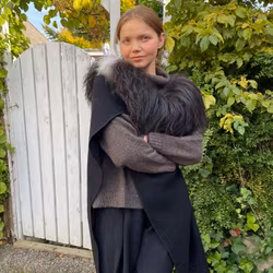 Ullponcho med fårskinn