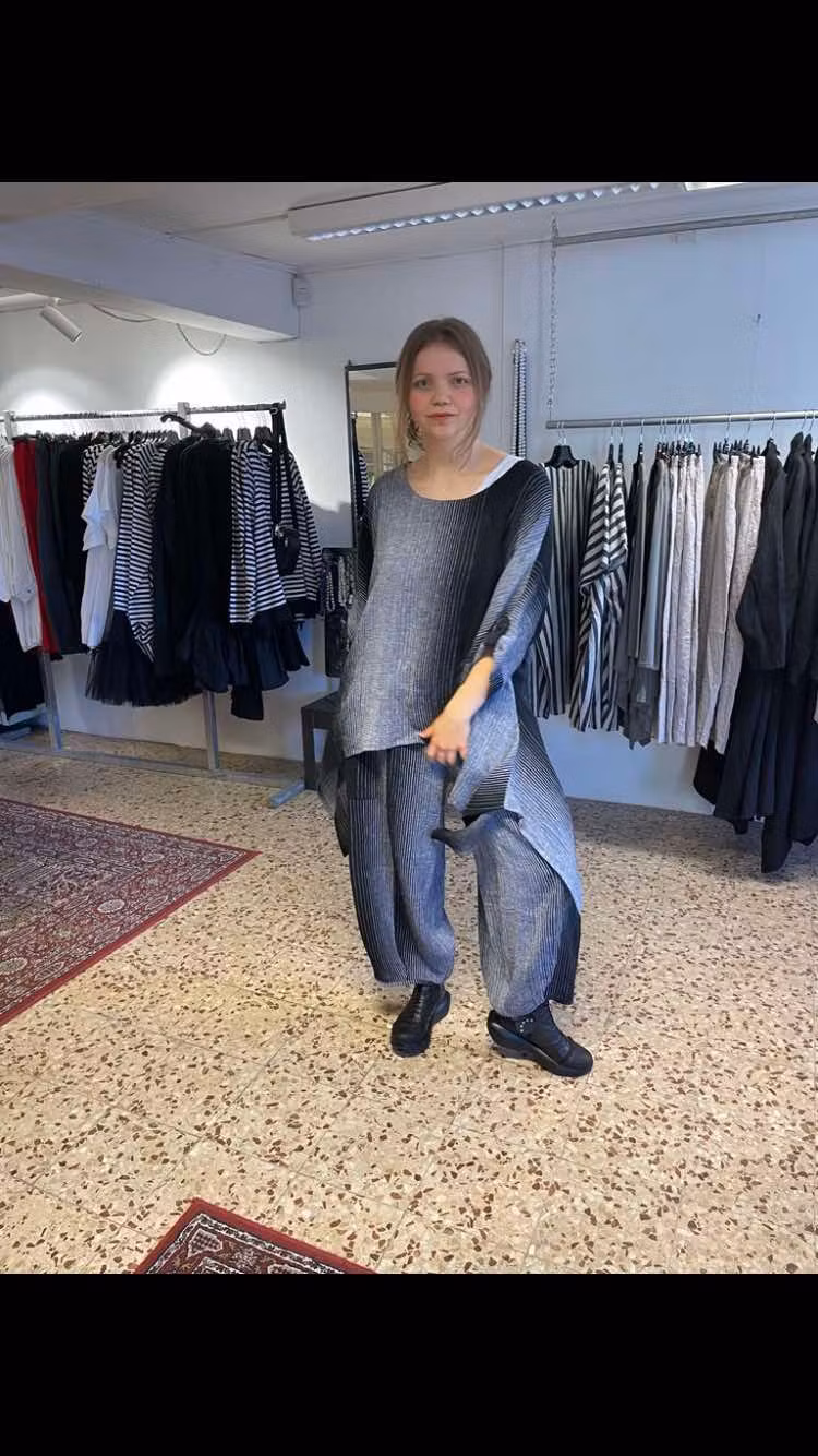 Stina svart och grå tunika från längorna