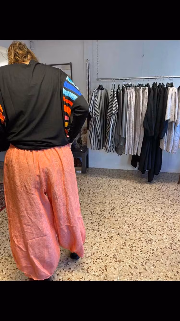 Korallfärgad ballongbyxa i lin från Längorna
