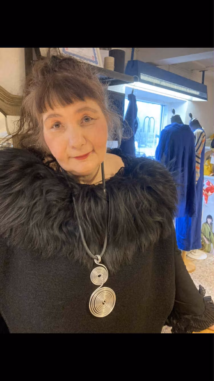 Ullponcho med fårskinn