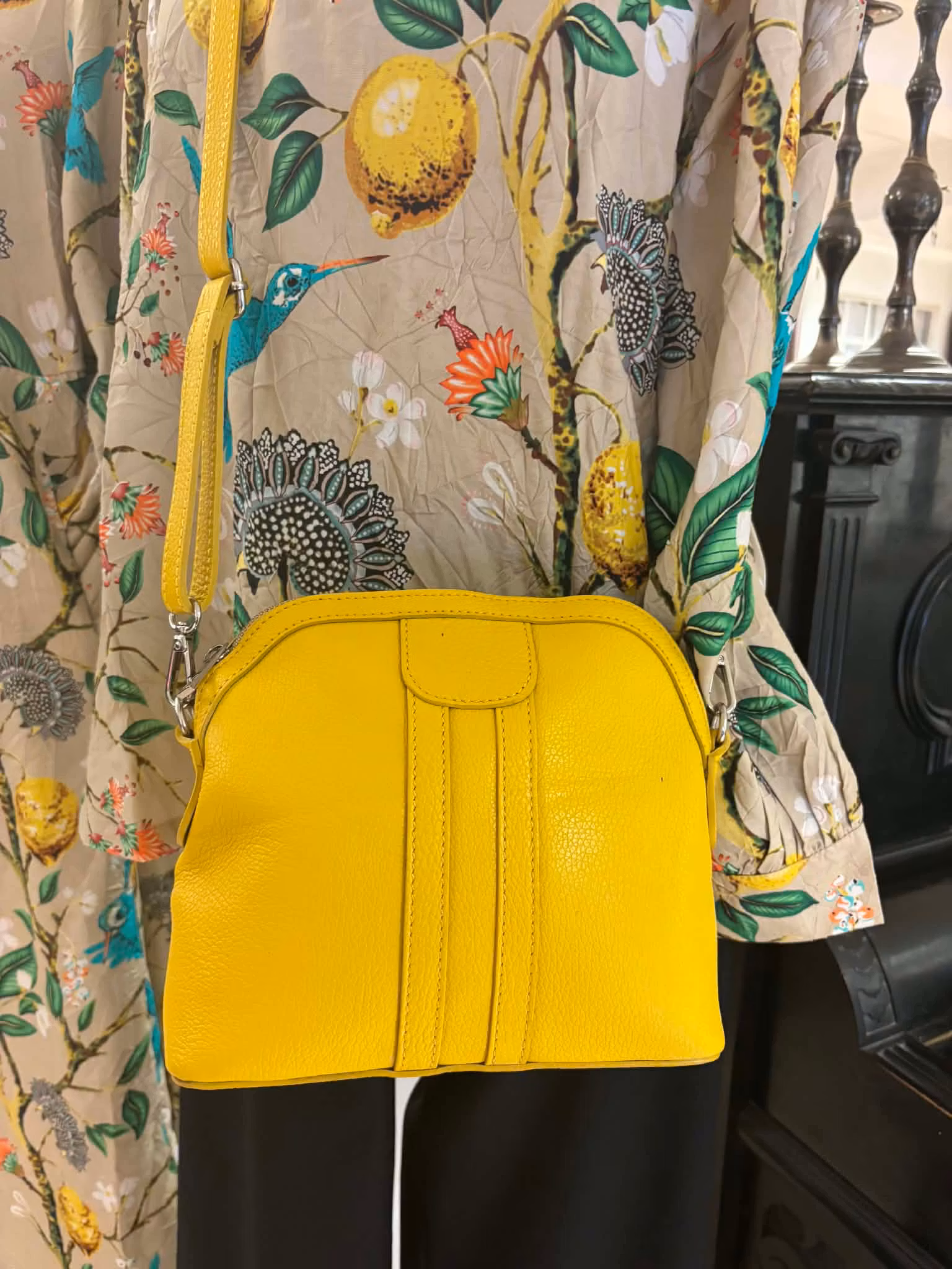 gul väska i skinn