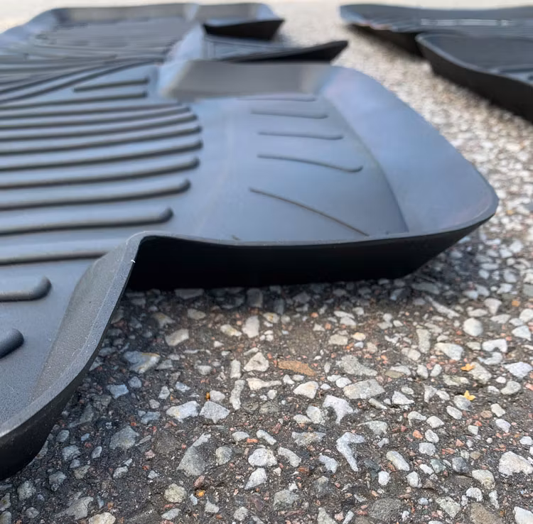 Närbild på kanten till våra 3D bilmattor till Tesla Model 3