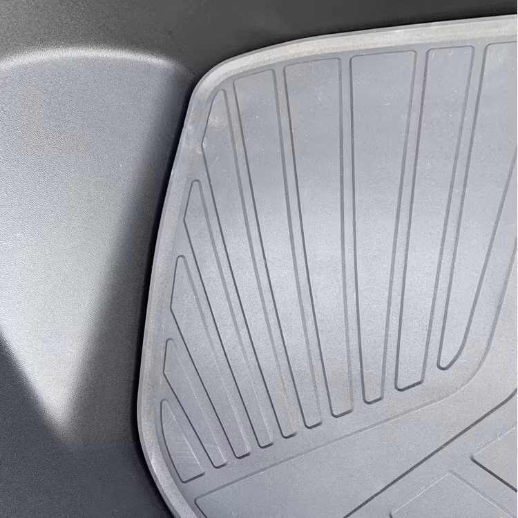Närbild på frunkmattan till Tesla Model 3
