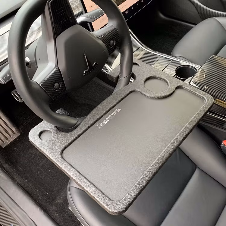 Enkelt brickbord som du fäster på ratten - bra att ha om du t ex står och laddar din Tesla