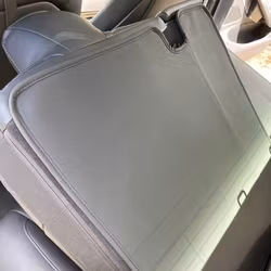 Skydd till baksidan av baksätena - Tesla Model 3