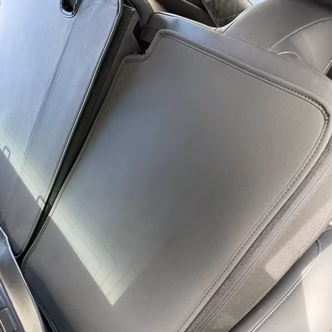 Skydd till baksidan av baksätena - Tesla Model 3