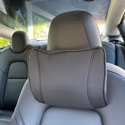 Nackkudde med memoryfoam som ger ett bra stöd när du kör din bil