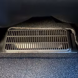 Skydd t luftutblåsen under framsätena - Tesla Model 3