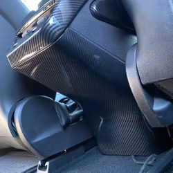 Panel t baksidan av mittkonsollen i glossy carbon fiber - Tesla Model 3