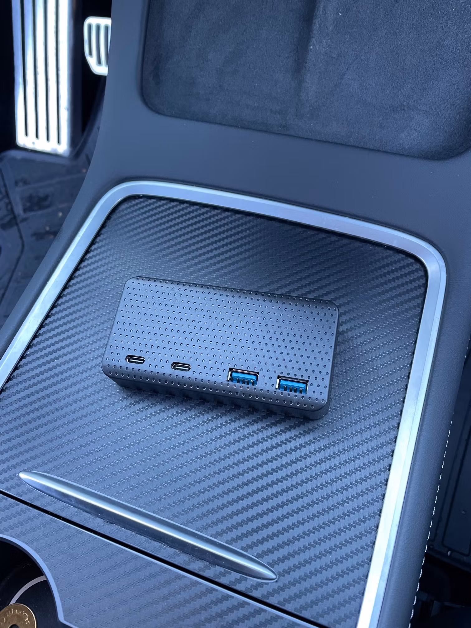 HUB - 2 USB-A och 2 USB-C uttag - Tesla Model 3 2021/Y