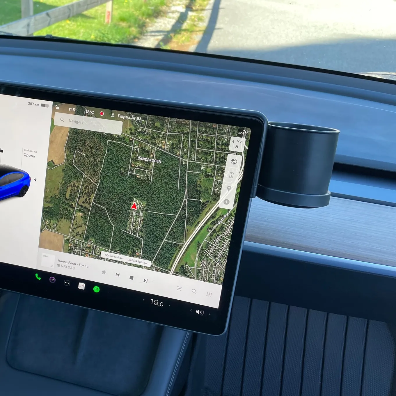 Förvaring bakom skärmen m mobilhållare o kopp - Tesla Model 3/Y ...