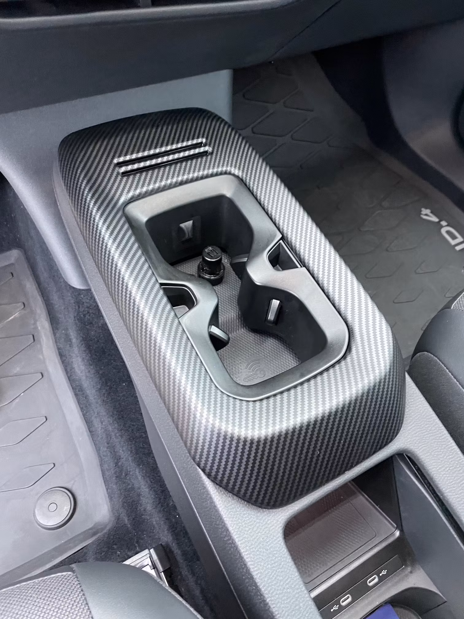 Panel till mittkonsollen - matt carbon fiber - ID.4