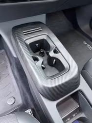 Panel till mittkonsollen - matt carbon fiber - ID.4