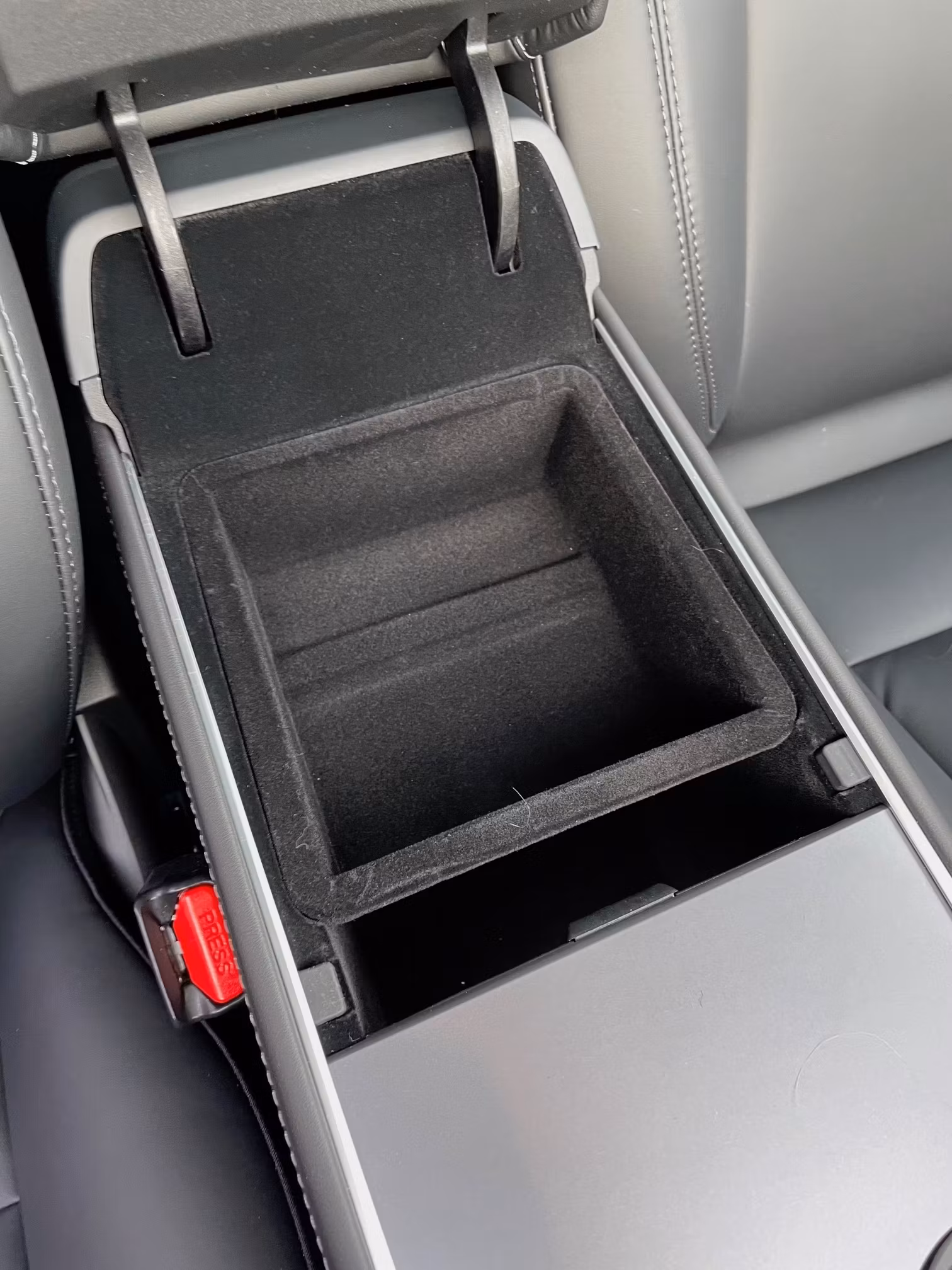 Förvaringslåda armstödet, ett fack - Tesla Model 3 2021/Y