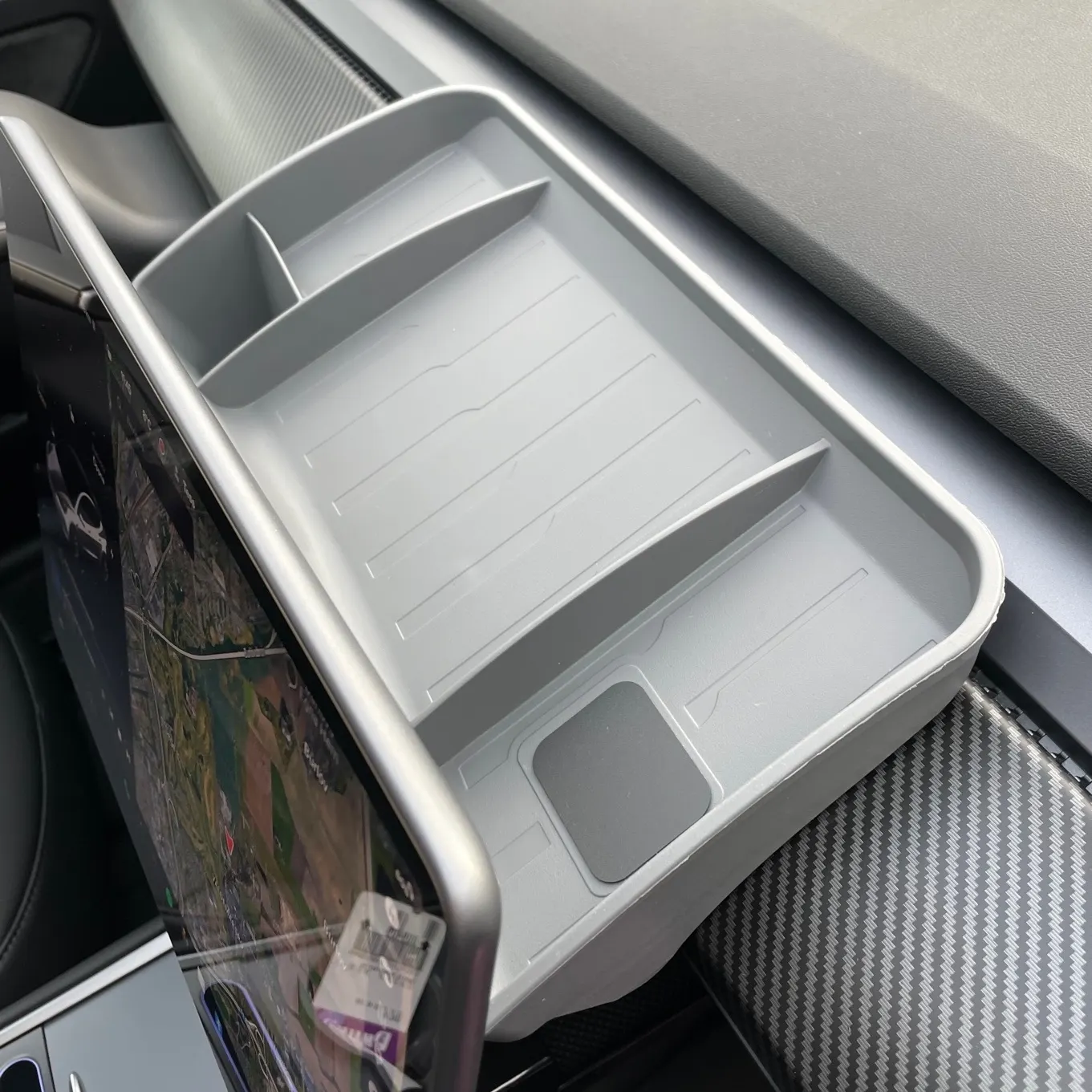 Förvaring bakom skärmen - grå - Tesla Model 3/Y - Tillbehör till din ...