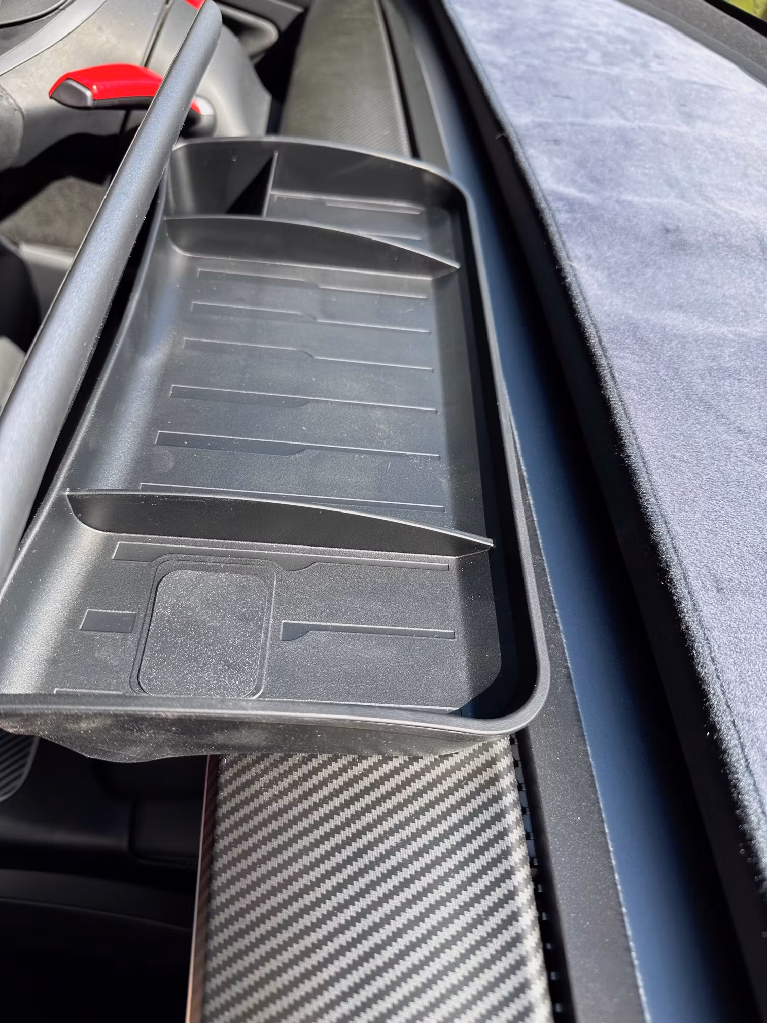 Smart förvaring bakom skärmen i silikon till din Tesla!