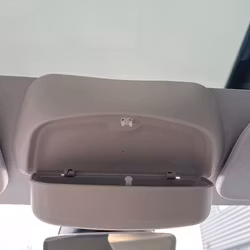 Förvaring till solglasögonen - Tesla Model 3 Highland