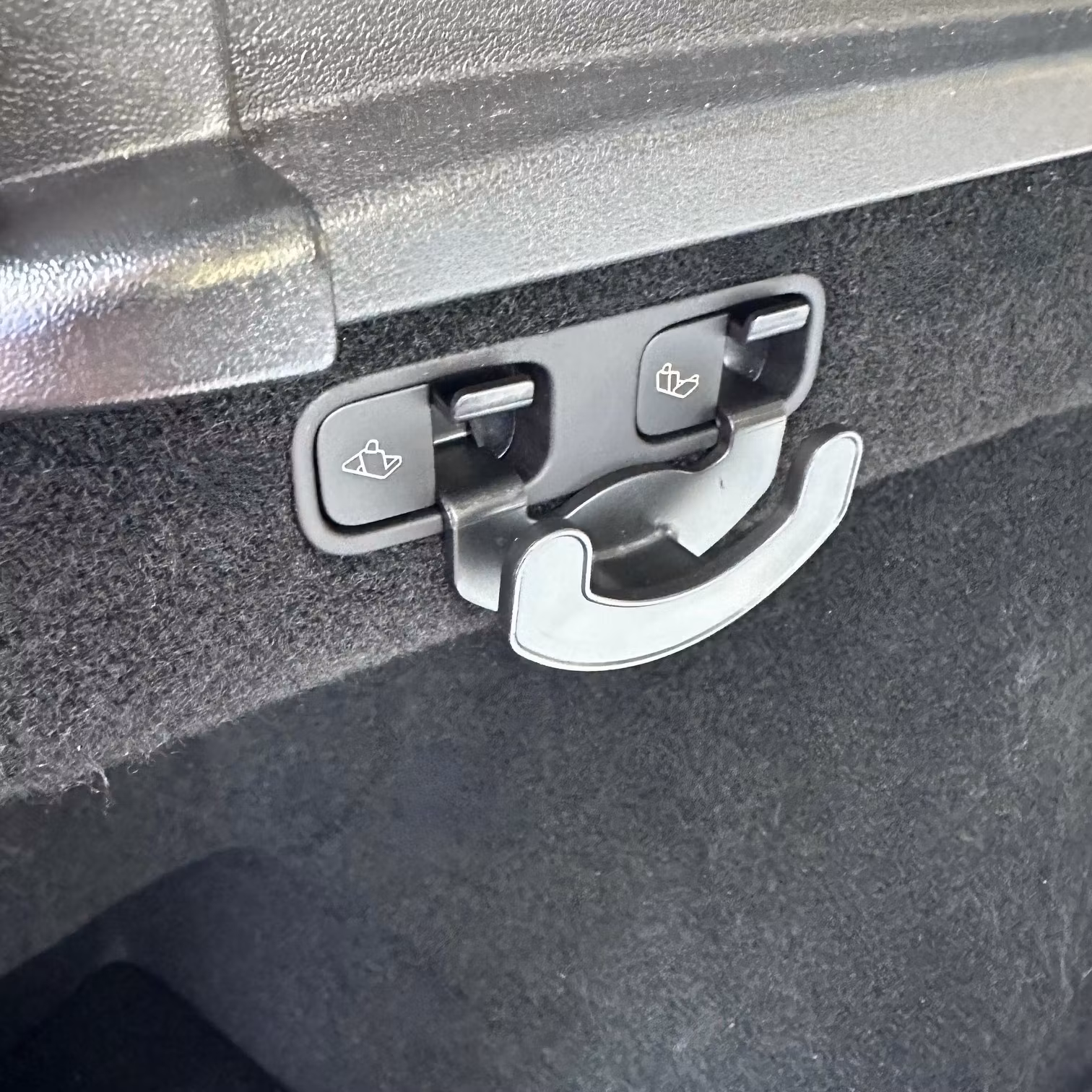 Smarta krokar för att organisera i bagaget i din Tesla Model y