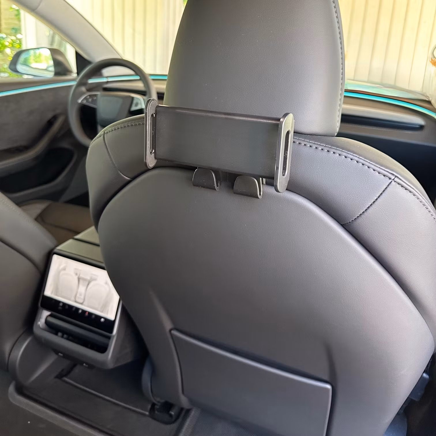 Hållare till Ipaden eller mobiltelefonen, med små korkar undertill att hänga jackan på