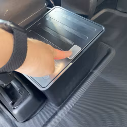 Förvaring baksätet, klicklock - svart - Tesla Model Y